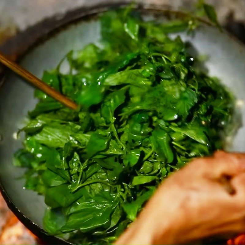 Xào rau tầm bóp trên lửa lớn để giữ độ giòn