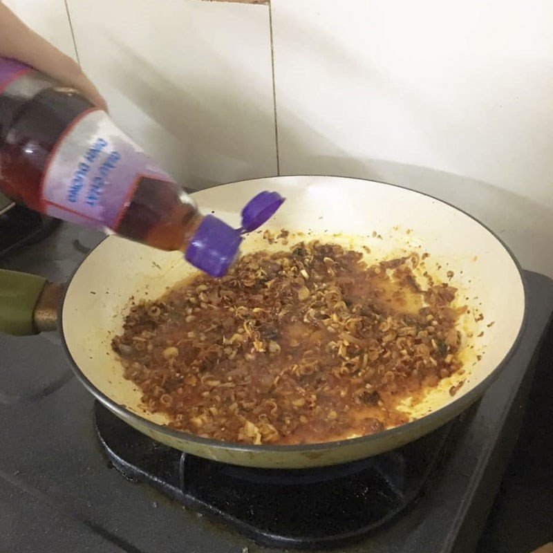 Xào sả ớt và gia vị tạo hương thơm cho món lươn