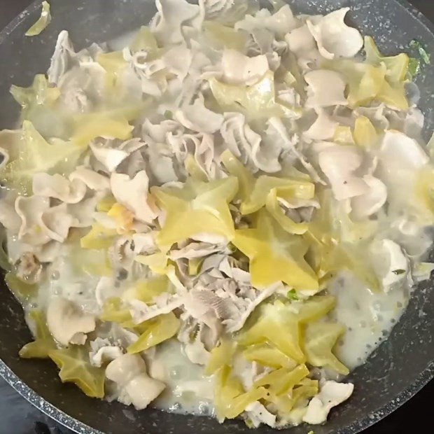 Xào sách bò và khế trong chảo chống dính