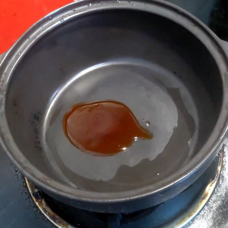 Xào sách bò với dứa trên bếp