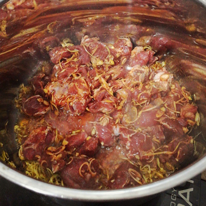 Xào săn thịt bò cùng gia vị, chuẩn bị hầm món bò kho Cô Ba Bình Dương