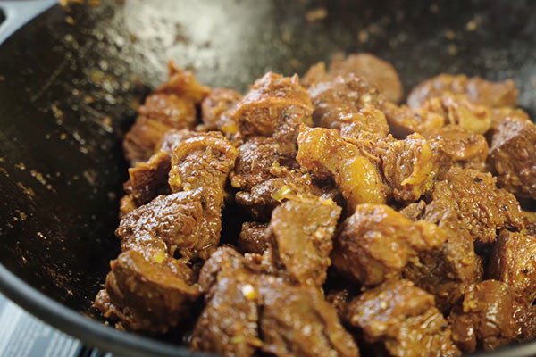 Xào săn thịt bò trước khi hầm, bước quan trọng trong cách nấu thịt bò sốt vang miền bắc