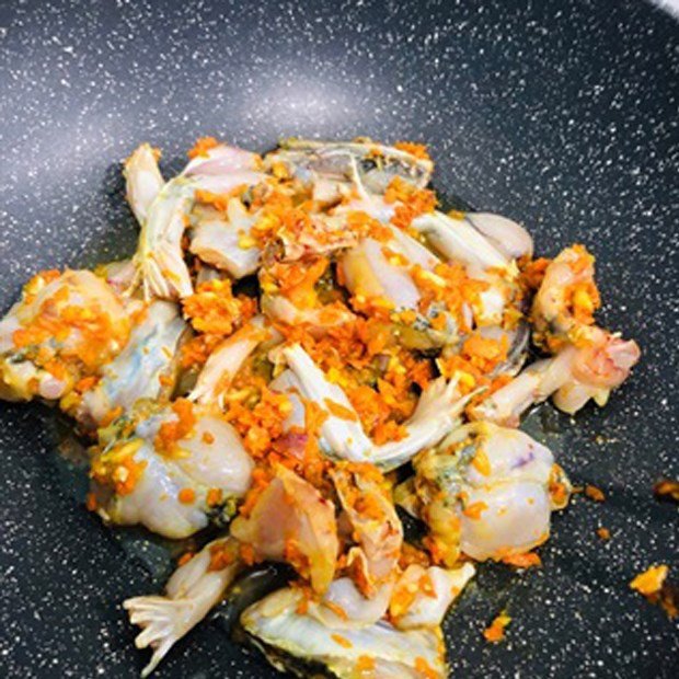 Xào săn thịt ếch trước khi om với cà và đậu phụ