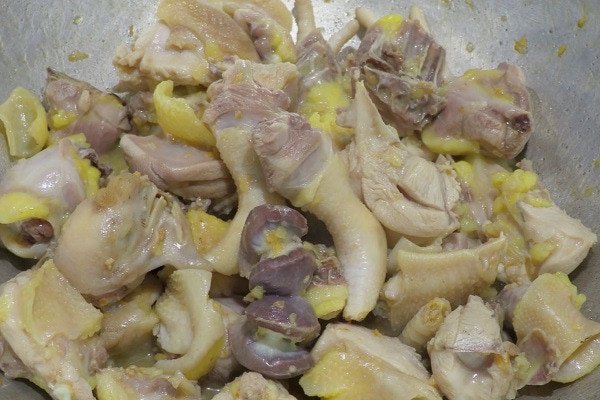 Xào săn thịt gà trước khi nấu canh để tăng hương vị.