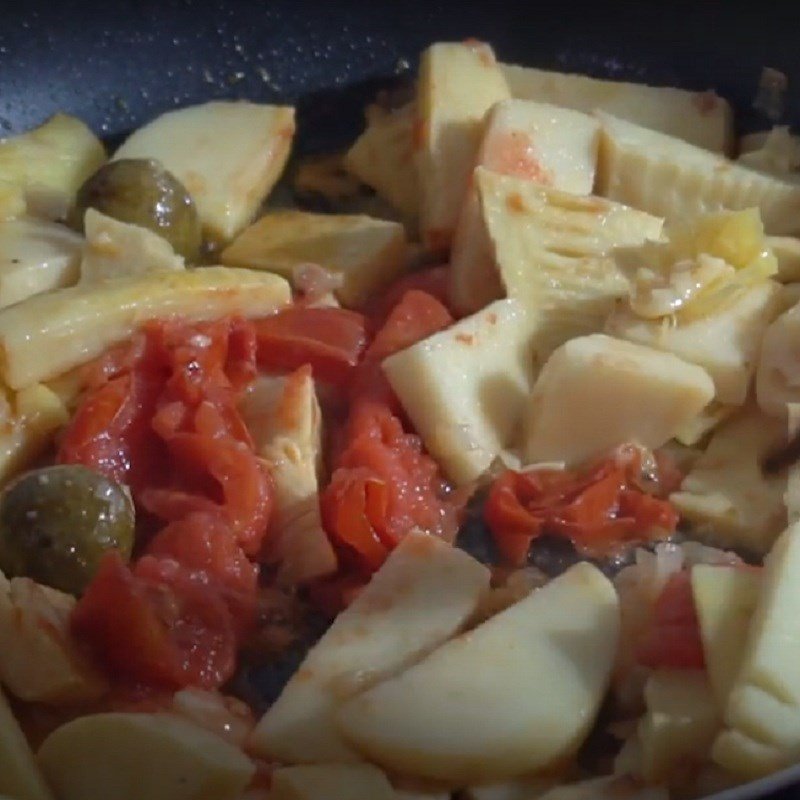 Xào sơ các loại rau củ cho món canh chua cá tầm