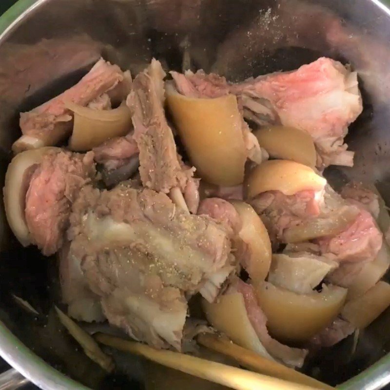 Xào sơ xương và gân bò với gia vị cho lẩu xương bò