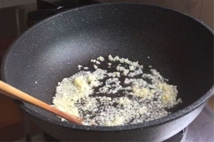 Xào su su trên chảo chống dính đảm bảo màu sắc và độ giòn