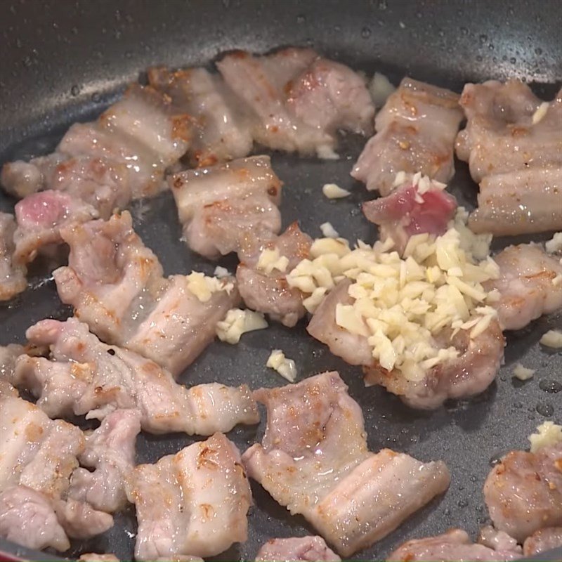 Xào thịt ba chỉ trên chảo