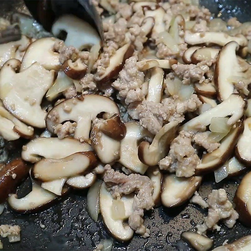 Xào thịt băm và nấm hương tươi trên chảo