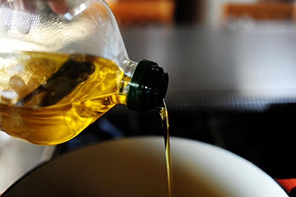 Xào thịt bò để tạo lớp vỏ ngoài đẹp mắt cho món hầm