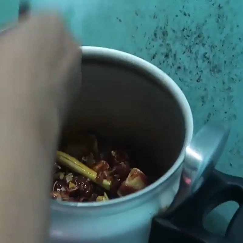 Xào thịt bò gân trên bếp trước khi hầm cho nước dùng bún bò gân