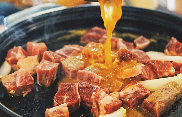 Xào thịt bò săn lại trước khi hầm, bước quan trọng để làm món bò hầm tiêu xanh