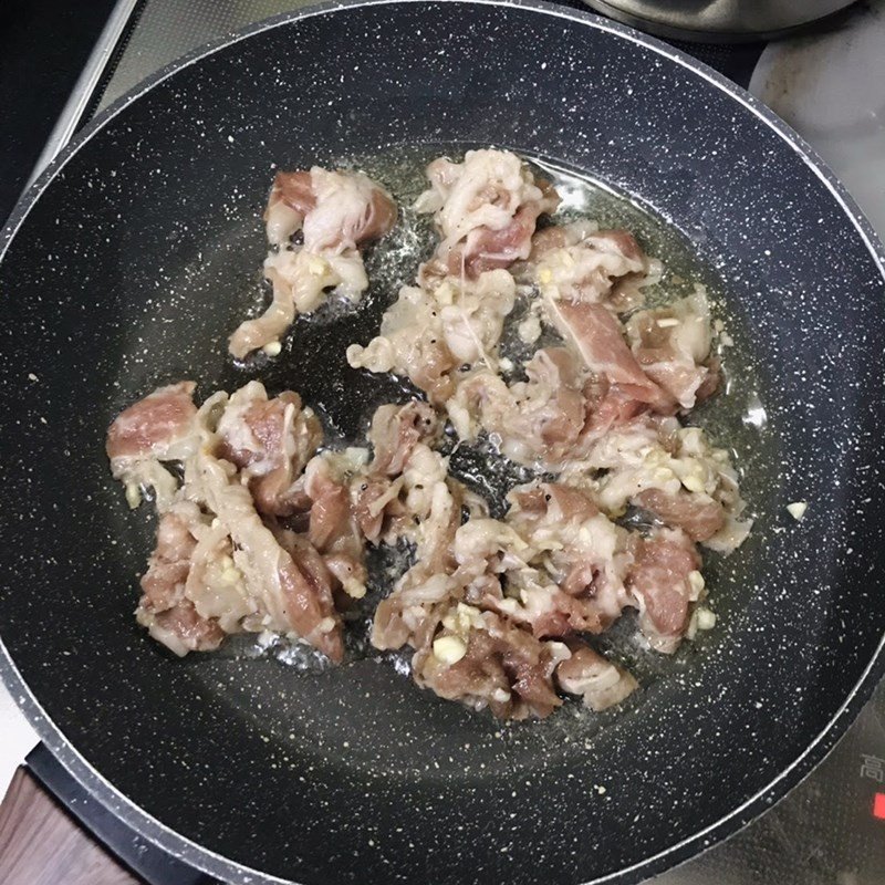 Xào thịt bò trên lửa lớn cho món cách xào hoa thiên lý với thịt bò