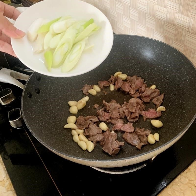 Xào thịt bò và hành boa rô cho món canh kim chi thứ hai