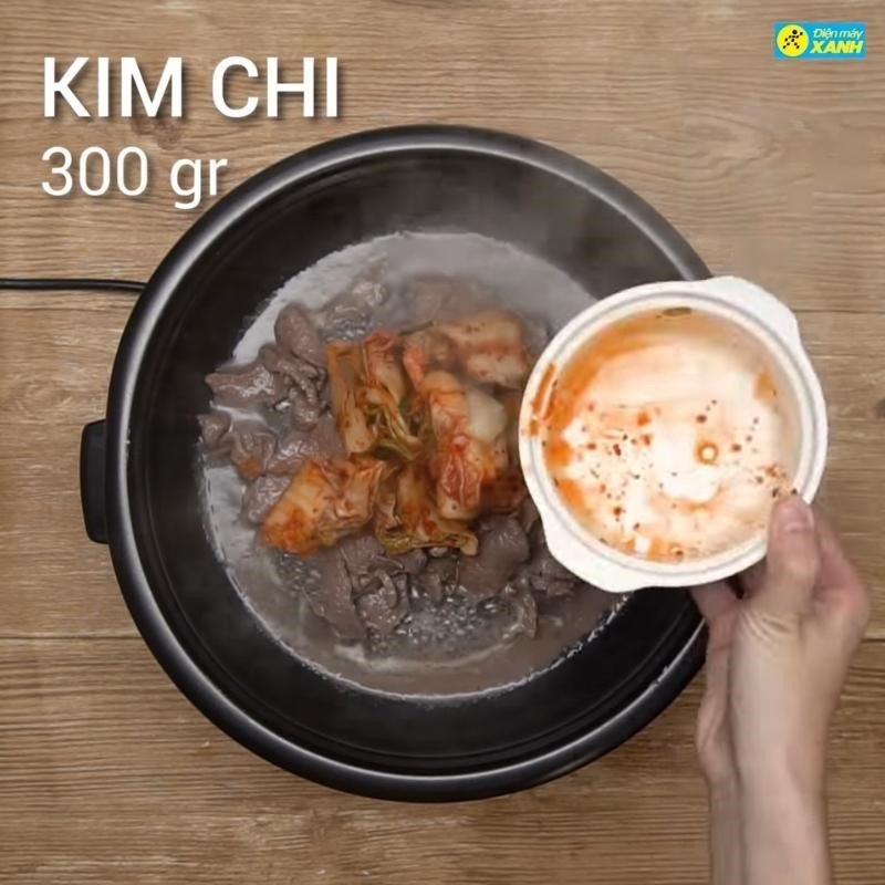 Xào thịt bò và kim chi cùng hành tây tạo hương vị đặc trưng