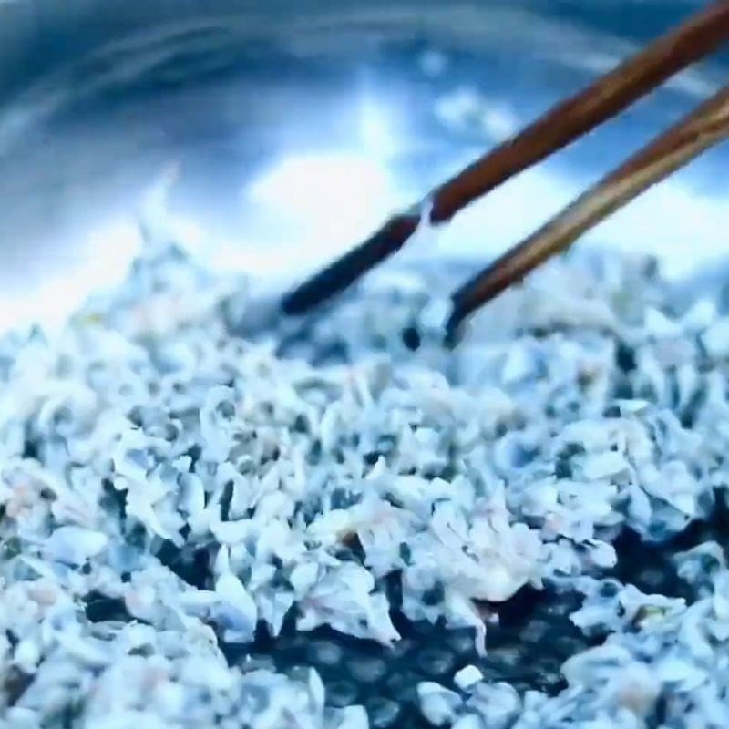 Xào thịt don cùng gia vị để món canh don Quảng Ngãi thêm đậm đà