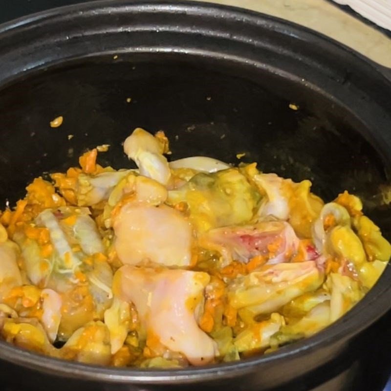 Xào thịt ếch và cà pháo trên lửa vừa, đảm bảo món ếch xào cà thơm ngon