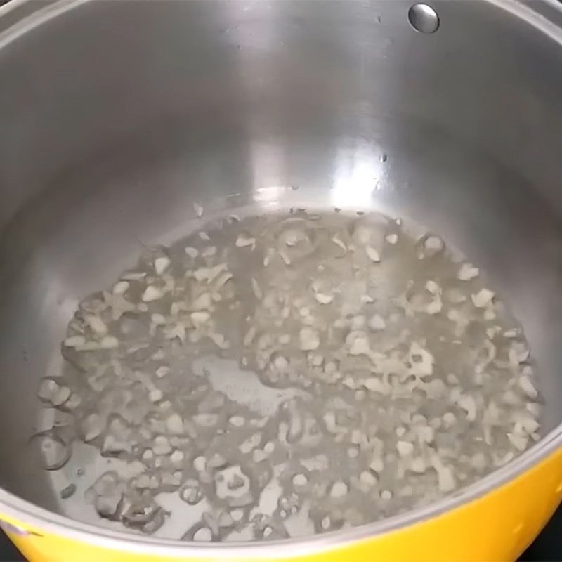 Xào thịt gà trước khi nấu canh không xương