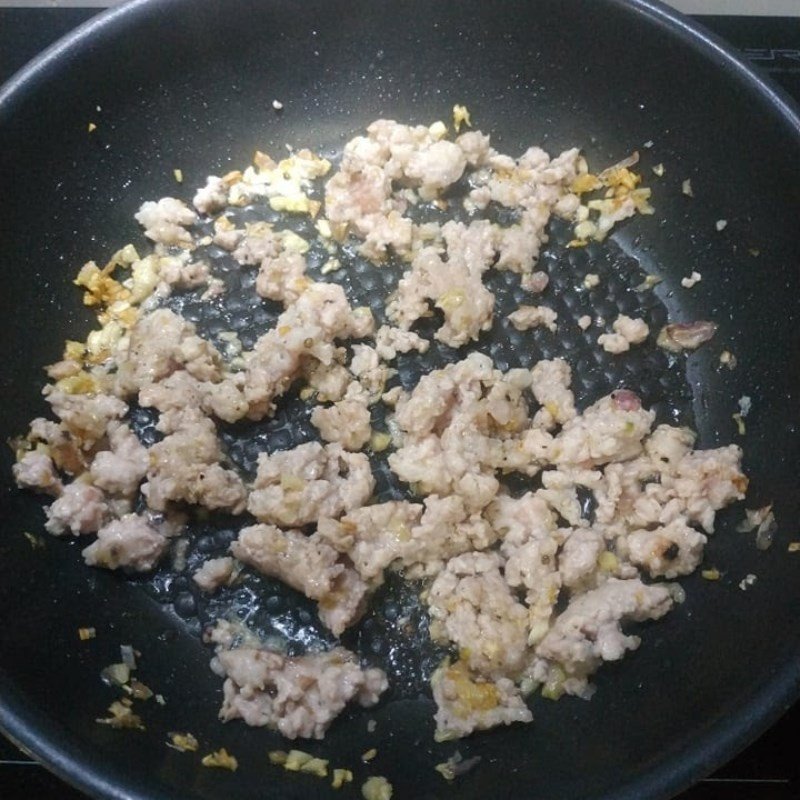 Xào thịt heo băm làm nhân bánh tráng lụi