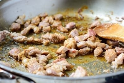 Xào thịt heo đã ướp gia vị cho món mì tương đen