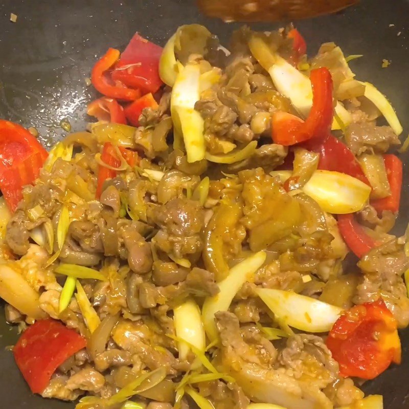 Xào thịt lợn rừng trên lửa lớn cho săn chắc và ngấm gia vị