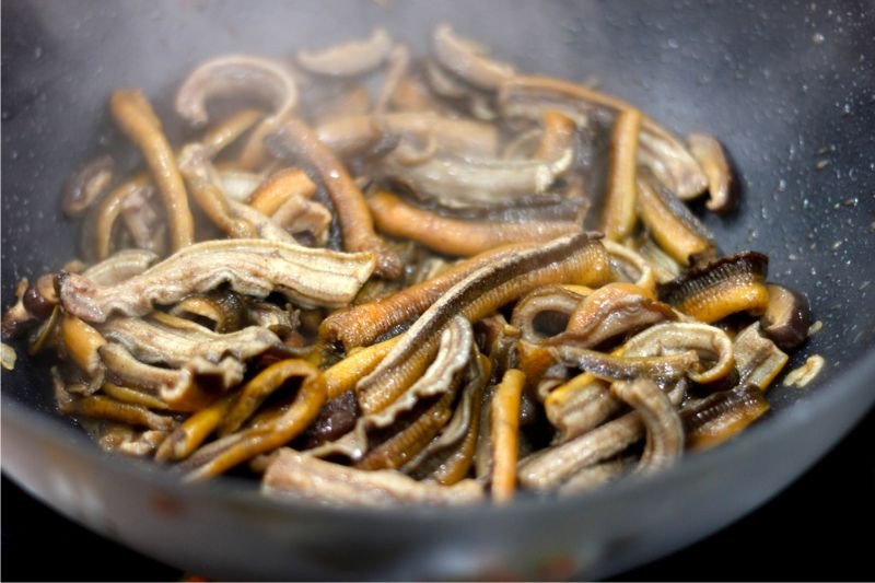 Xào thịt lươn nhẹ nhàng để giữ nguyên miếng và thấm vị