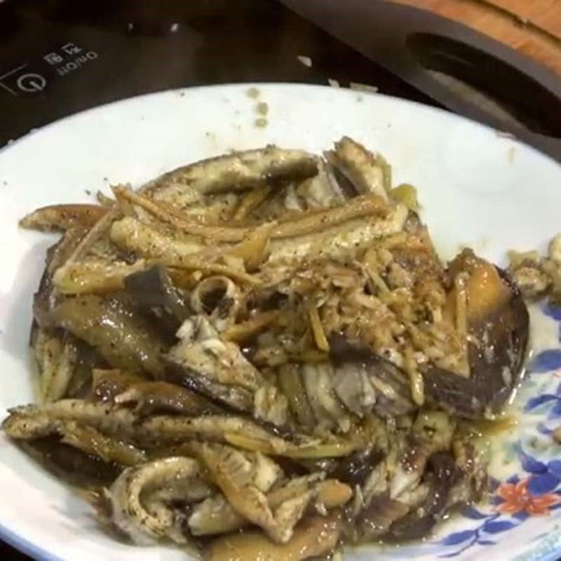 Xào thịt lươn thơm ngon cho cháo lươn đậu xanh