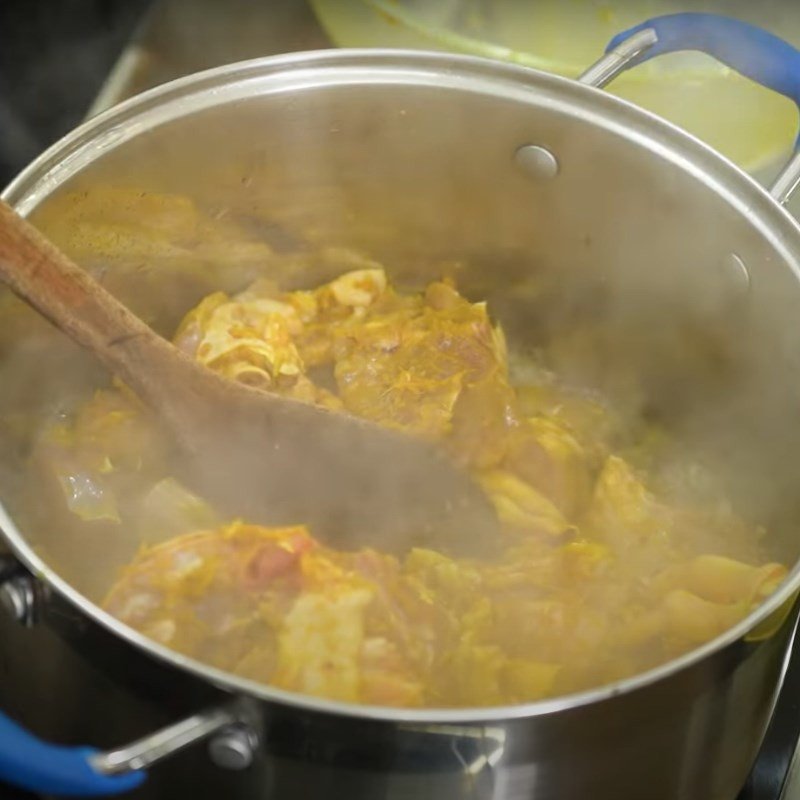 Xào thịt ngan săn chắc trước khi hầm, bước quan trọng trong cách nấu giả cầy ngan