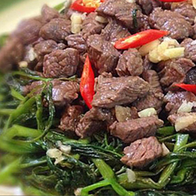 Xào thịt nghé với tỏi và rau củ