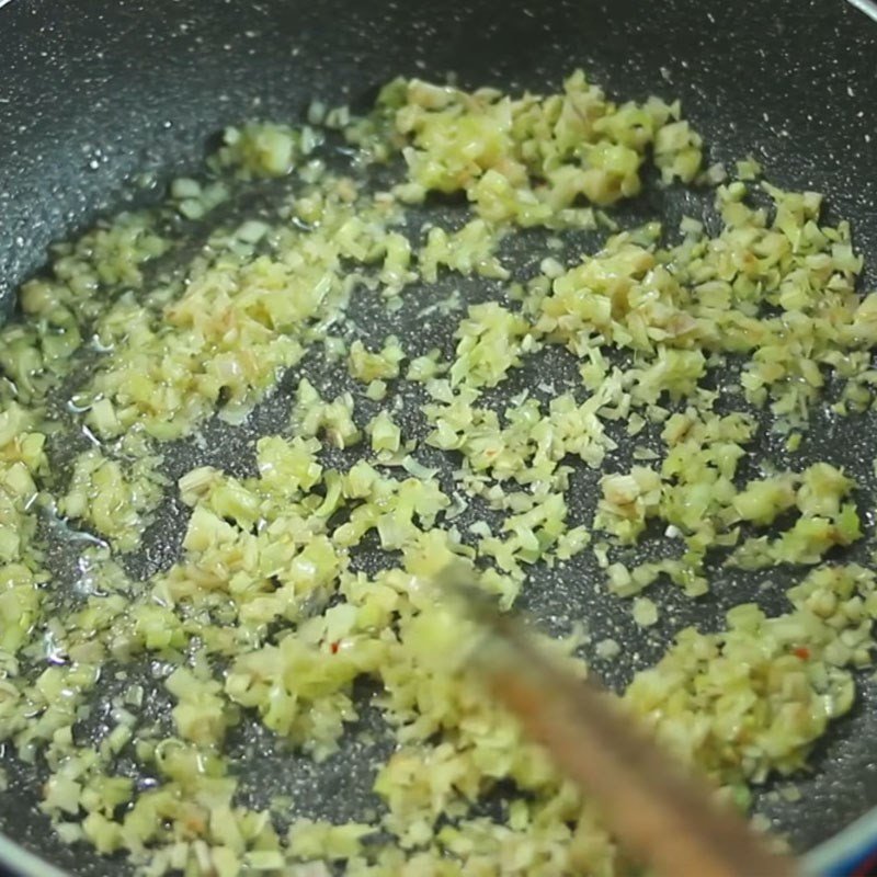 Xào thịt ốc bươu cùng sả ớt trên chảo, tỏa hương thơm