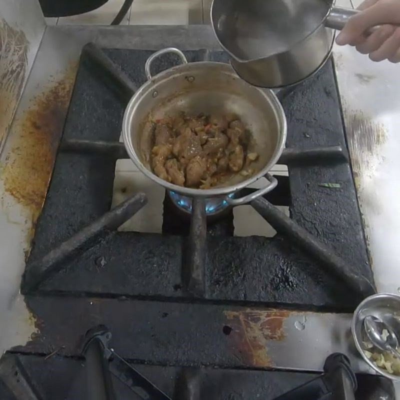 Xào thịt trâu săn lại trước khi hầm, mẹo nhỏ cho cách nấu thịt trâu hầm ngon hơn