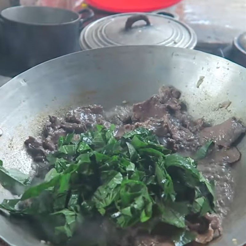 Xào thịt trâu với lá lốt trên chảo