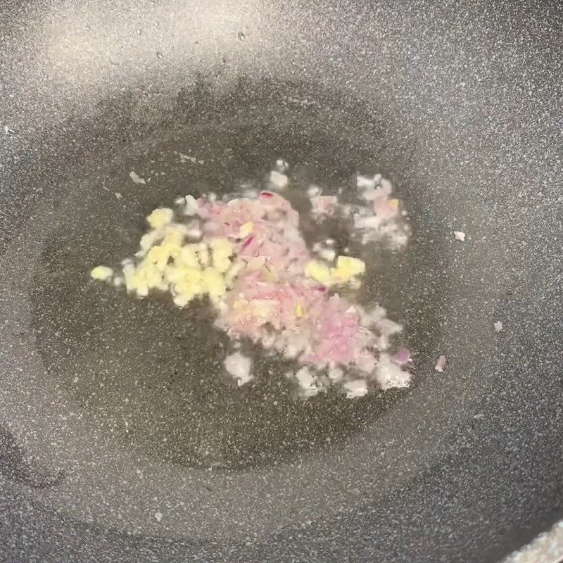 Xào thịt vịt và gan vịt trước khi hầm