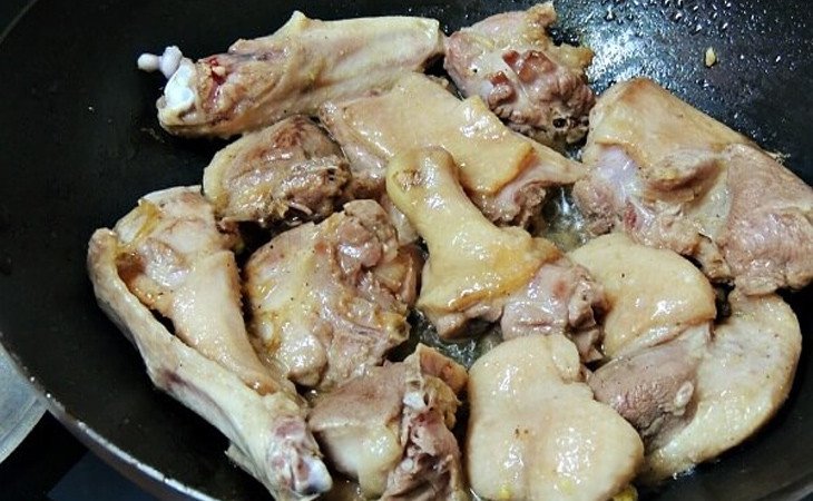 Xào thịt vịt với sả và gia vị tạo mùi thơm đặc trưng