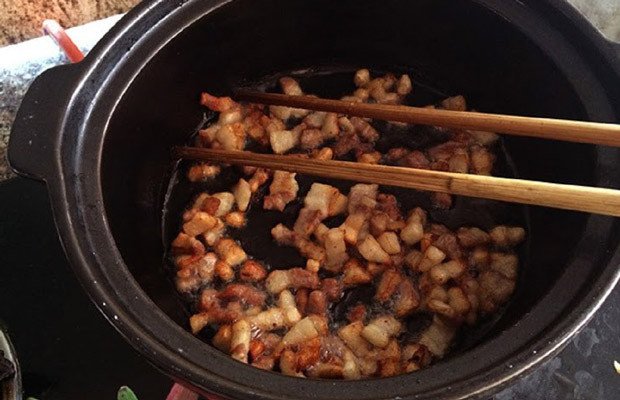 Xào thịt xém vàng và tóp mỡ dậy mùi