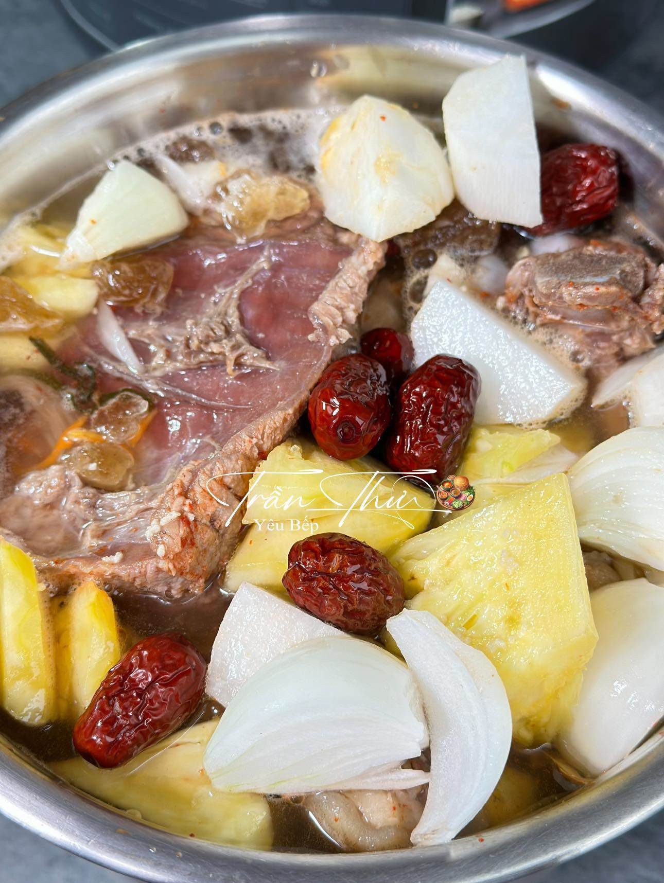 Xào thơm gia vị và thịt bò để chuẩn bị cho món lẩu sườn bò kim chi đậm đà