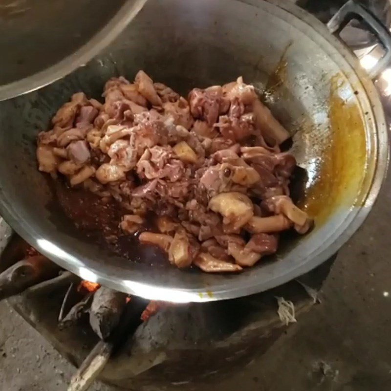 Xào thơm sả băm, tỏi phi và ngũ vị hương trong chảo