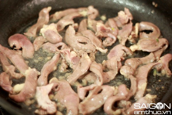 xào tim heo trên chảo để tăng hương vị