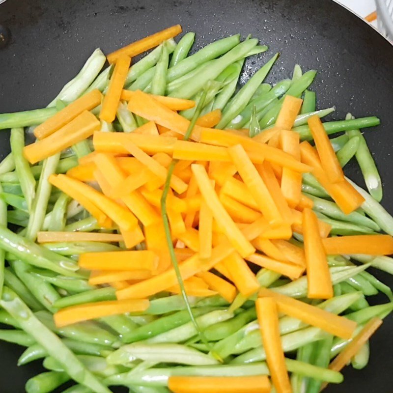 Xào tỏi thơm và cho đậu que vào chảo