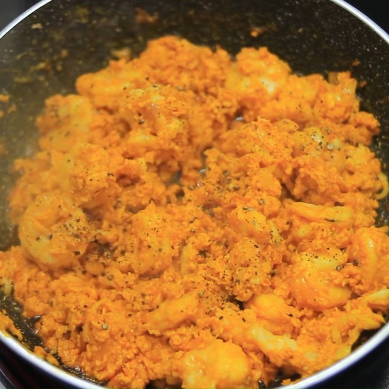 Xào tôm và trứng cho bún cá lóc tôm tươi