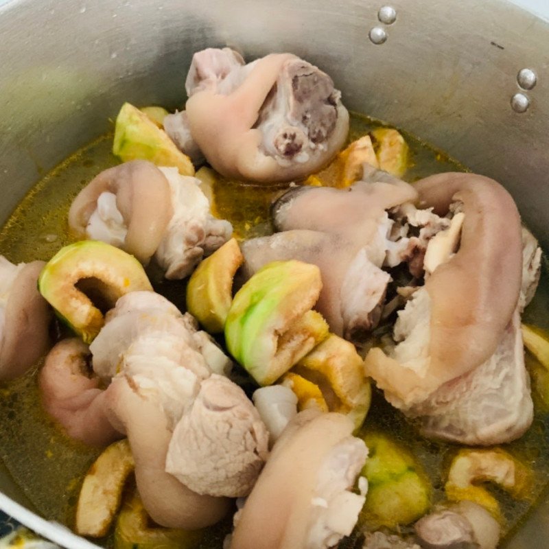 Xào vả và giò heo cùng gia vị để thấm đều hương vị