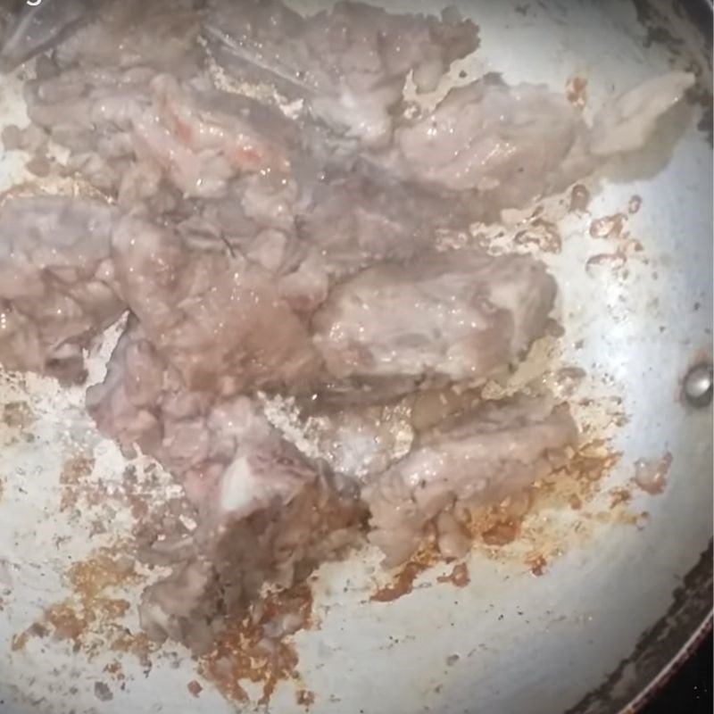 Xào xương heo trước khi nấu canh