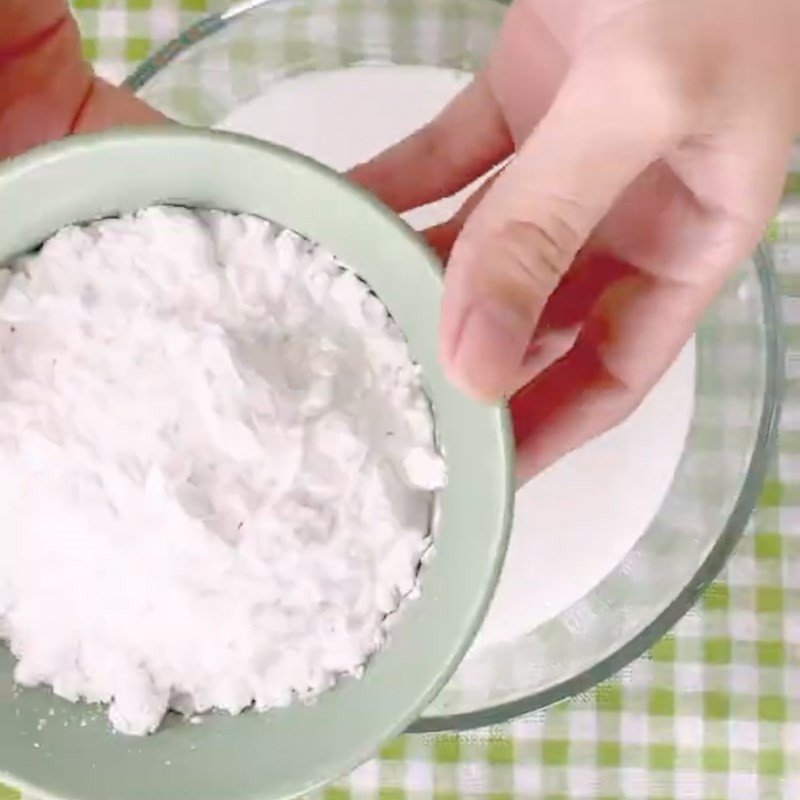 Xay cơm nguội mịn màng để làm bánh đúc