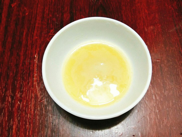 Xay gừng tươi để lấy nước cốt làm bánh cà