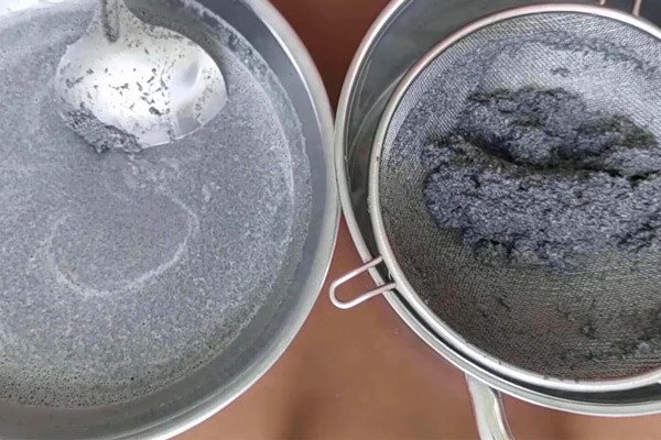 Xay mè đen nhuyễn mịn làm chè truyền thống