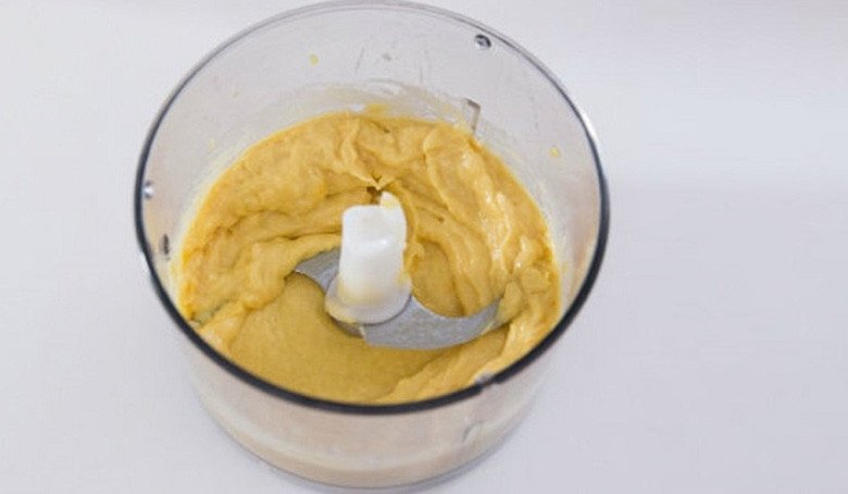 Xay nhuyễn cơm sầu riêng cùng sữa tạo nên hỗn hợp sữa sầu đặc trưng