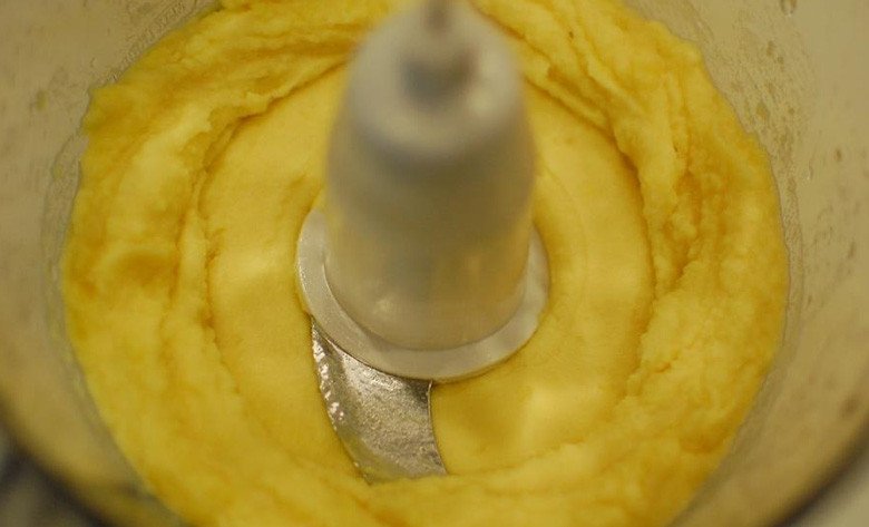 Xay nhuyễn hỗn hợp đậu xanh và sầu riêng để tạo độ sánh mịn cho chè