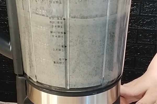 Xay nhuyễn mè đen và nếp để nấu chè