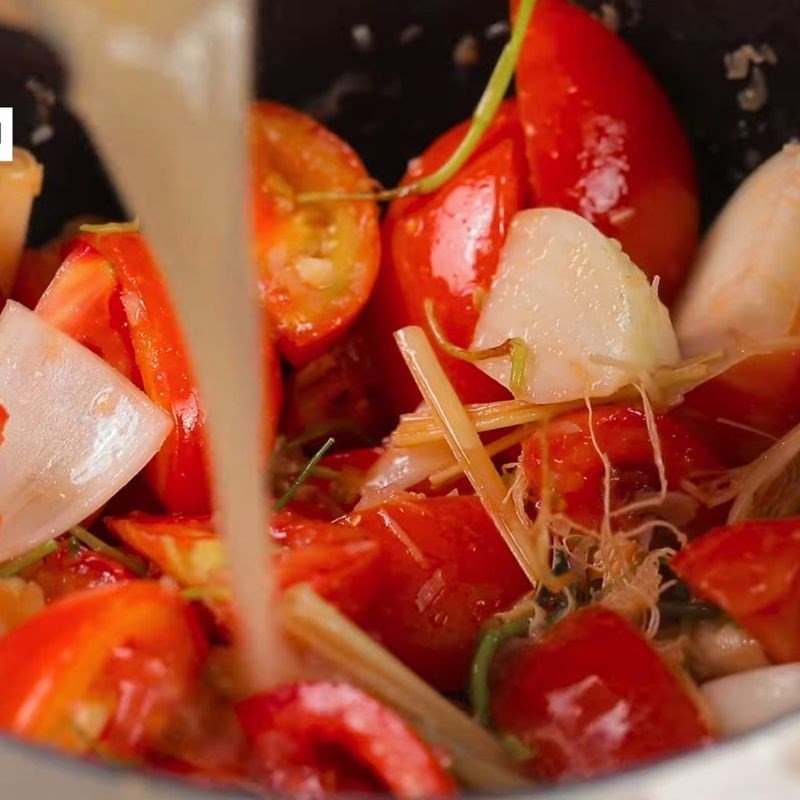 Xay nhuyễn nước cốt mì chua cay để tạo độ sánh