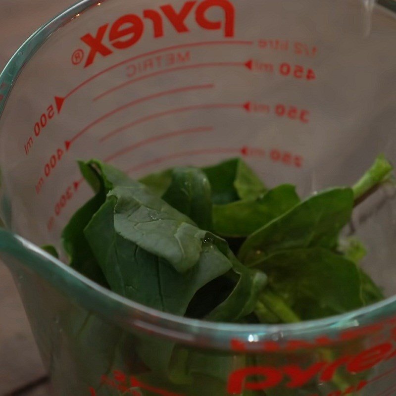 Xay rau bina chuẩn bị nước cốt cho vỏ bánh tortilla xanh